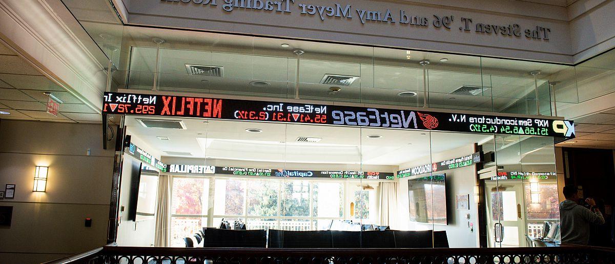 Image of stock ticker in the 西格蒙德·韦斯商学院.