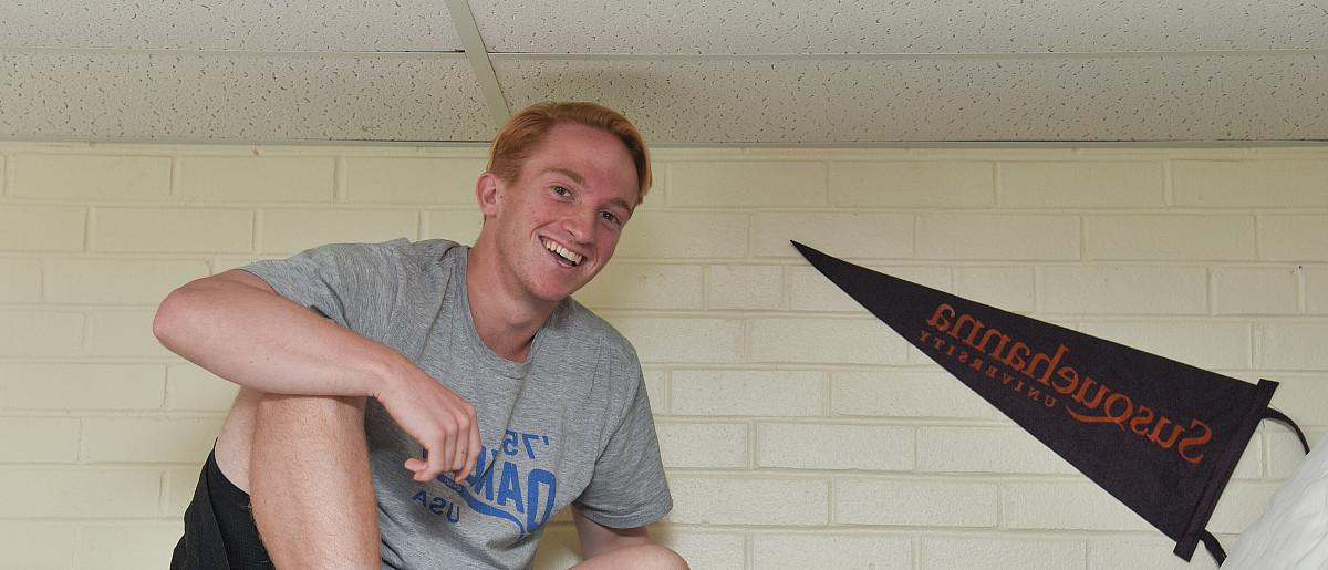 Image of first-year students moving in.