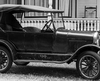 温莎, 新斯科舍, Canada - August 21, 2020 : 1927 Ford Model T Touring Car parked in front of the Clock Maker's Inn, 温莎, Nova Sc...