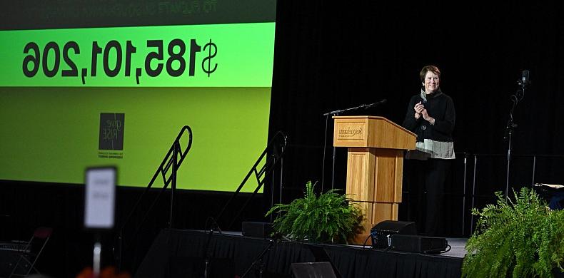 Dawn Grigg '68 Mueller addresses the crowd from the stage